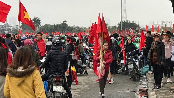dong nguoi nhuom do cac nga duong ve san van dong my dinh