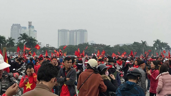 dong nguoi nhuom do cac nga duong ve san van dong my dinh