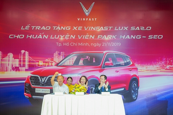 VINFAST tặng xe LUX SA2.0 phiên bản cao cấp cho HLV Park Hang Seo vinfast tang xe lux sa20 phien ban cao cap cho hlv park hang seo
