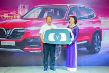 VINFAST tặng xe LUX SA2.0 phiên bản cao cấp cho HLV Park Hang Seo