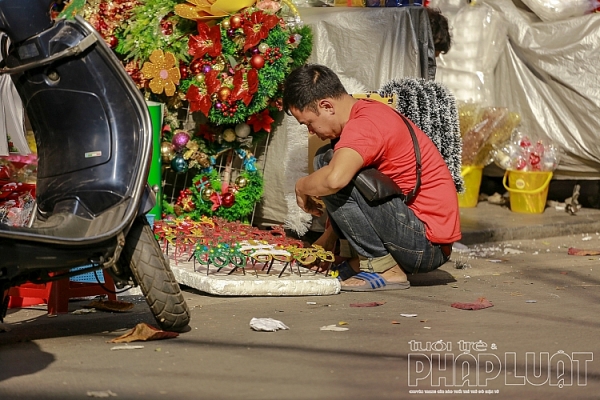 ruc ro sac mau cho don giang sinh va nam moi tren pho hang ma