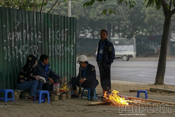 nguoi ha noi co ro trong mua phun gio bac