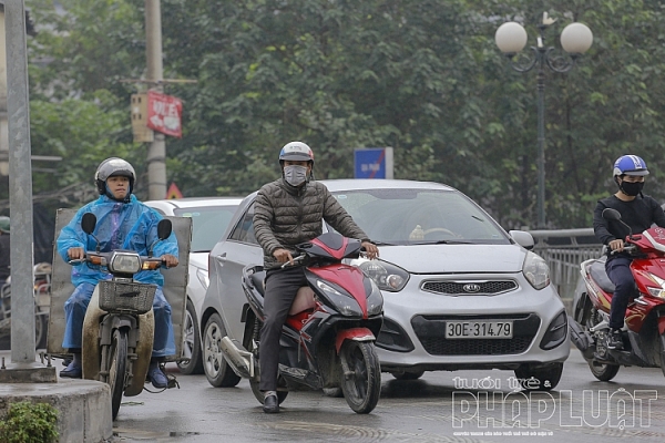 nguoi ha noi co ro trong mua phun gio bac