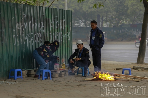 nguoi ha noi co ro trong mua phun gio bac