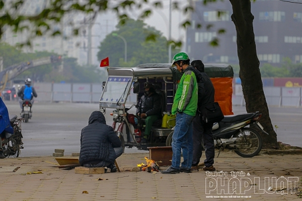 nguoi ha noi co ro trong mua phun gio bac