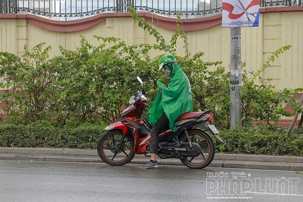 nguoi ha noi co ro trong mua phun gio bac