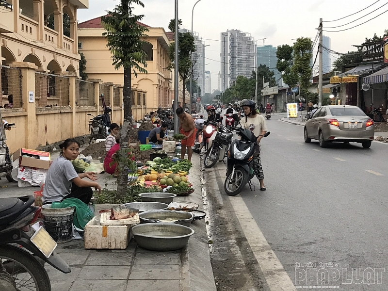 Chợ cóc “lấy hết” vỉa hè phố Sa Đôi