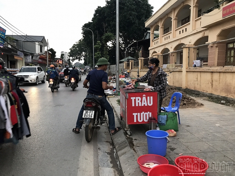 Chợ cóc “lấy hết” vỉa hè phố Sa Đôi