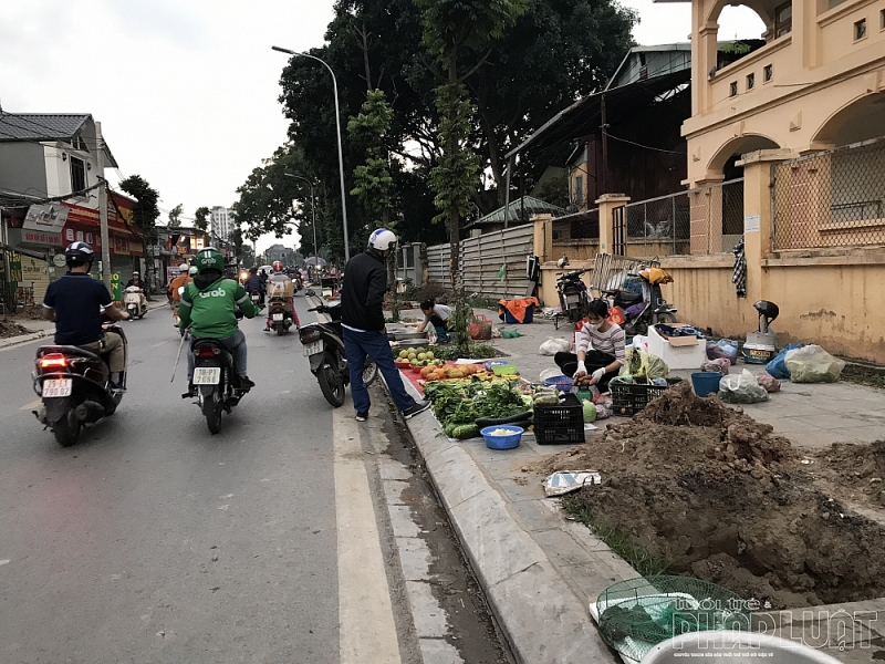 Chợ cóc “lấy hết” vỉa hè phố Sa Đôi