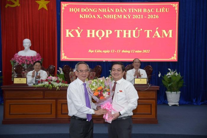 Bí thư Tỉnh ủy, Chủ tịch HĐND tỉnh Bạc Liêu Lữ Văn Hùng tặng hoa chúc mừng ông Huỳnh Chí Nguyện được bầu giữ chức Phó Chủ tịch UBND tỉnh