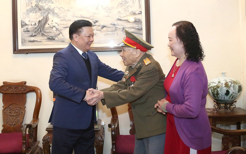 Bí thư Thành ủy Hà Nội Đinh Tiến Dũng thăm, tặng quà đồng chí Trương Khôi Khoa