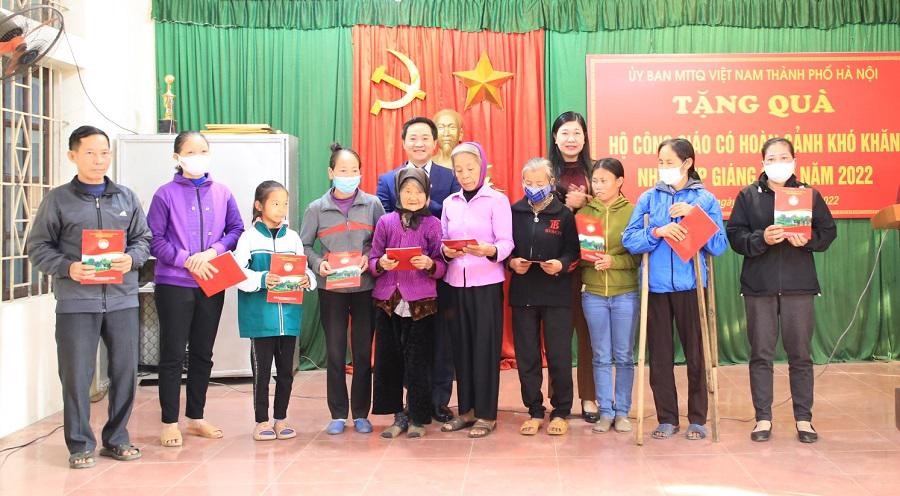 Chủ tịch Ủy ban MTTQ Việt Nam TP Hà Nội Nguyễn Lan Hương trao tặng quà Giáng sinh cho các gia đình công giáo có hoàn cảnh khó khăn ở Giáo xứ Sơn Đông