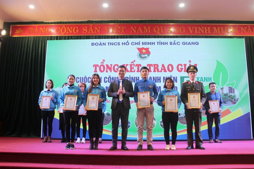 Đồng chí Thân Trung Kiên - Tỉnh ủy viên, Bí thư Tỉnh đoàn, Chủ tịch Hội LHTN tỉnh trao giải thưởng Cuộc thi Công trình thanh niên “5 xanh”.