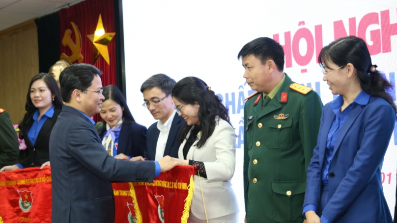 Thành đoàn Hà Nội nhận Cờ thi đua xuất sắc công tác Đoàn và phong trào thanh niên