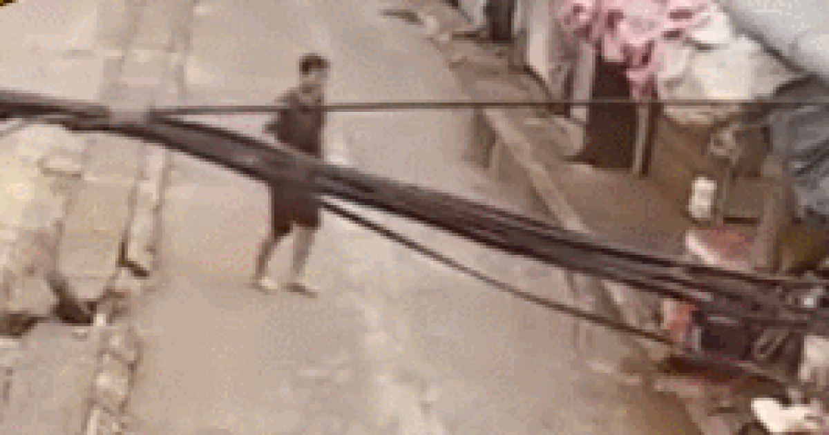 Clip "chàng trai cực nhanh cứu em bé khỏi bị xe tông" gây sốt tuần qua