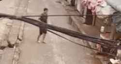 Clip "chàng trai cực nhanh cứu em bé khỏi bị xe tông" gây sốt tuần qua