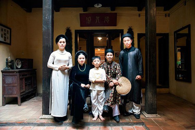 Một điển hình gia đình trung lưu Hà Nội có 3 thế hệ vào thế kỷ 19 (cảnh phục dựng)