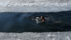 Nhóm cụ ông lặn ngụp dưới dòng sông băng -11 độ C