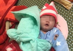 Bé sơ sinh bị bỏ rơi trong đêm rét cùng bức thư "mẹ có lỗi với con"