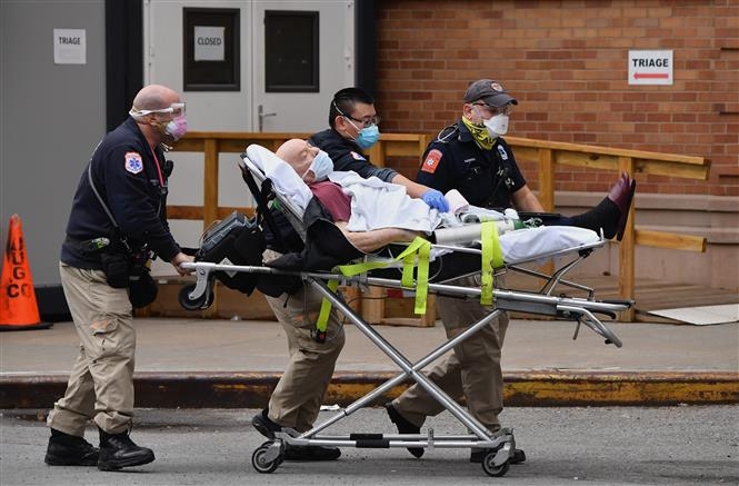 Nhân viên y tế chuyển bệnh nhân nhiễm COVID-19 vào một bệnh viện ở New York, Mỹ ngày 4/1/2021 (Ảnh: AFP/TTXVN)