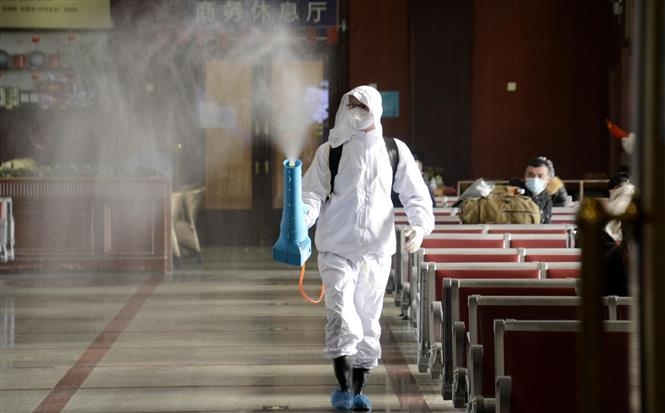 Nhân viên phun khử khuẩn nhà ga đường sắt Bắc Kinh, Trung Quốc nhằm ngăn dịch COVID-19 lây lan, ngày 12/1/2021 (Ảnh: THX/TTXVN)