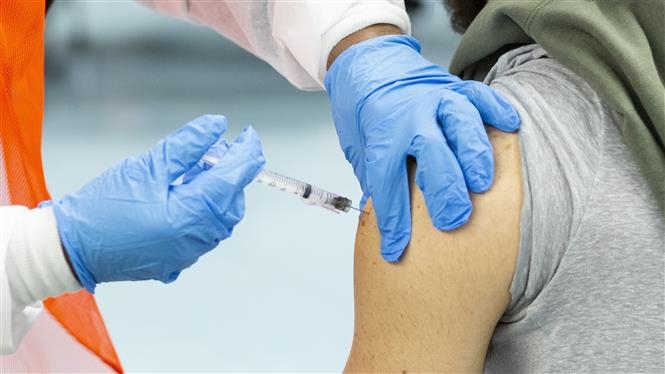 Người dân tiêm chủng vaccine ngừa COVID-19 tại New York, Mỹ, ngày 10/1/2021 (Ảnh: AFP/TTXVN)