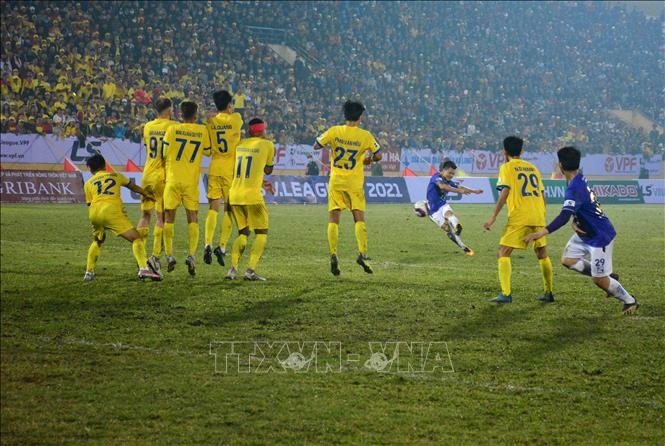 Nam Định (áo vàng) thắng đậm Hà Nội trên sân nhà