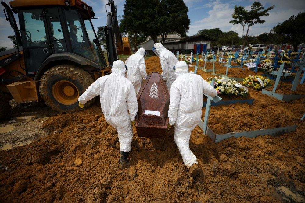 Nhân viên nghĩa trang khiêng thi thể nạn nhân tử vong vì COVID-19 ở Manaus, Brazil ngày 15/1 (Ảnh: Getty Images)