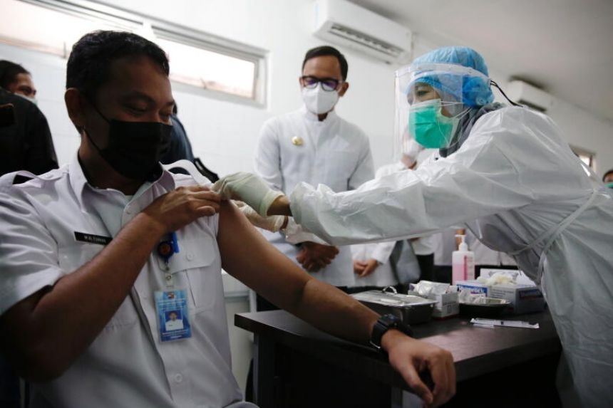 Một nhân viên ngành y tế được tiêm phòng COVID tại bệnh viện ở Bogor, Indonesia ngày 14/1/2021 (Ảnh: EPA-EFE)