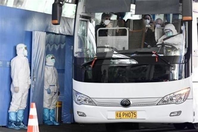 Xe buýt chở các chuyên gia thuộc phái đoàn điều tra của WHO sau khi họ tới Vũ Hán, Trung Quốc, ngày 14/1/2021 (Ảnh: Kyodo/TTXVN)