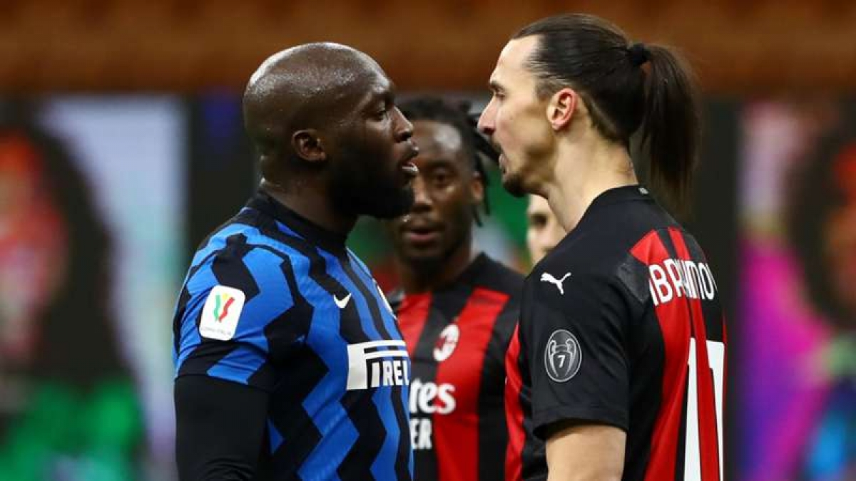 Khoảnh khắc Ibra và Lukaku va chạm là hình ảnh tiêu biểu cho độ &quot;máu lửa&quot; của trận derby Milan lần thứ 227. (Ảnh: Getty).