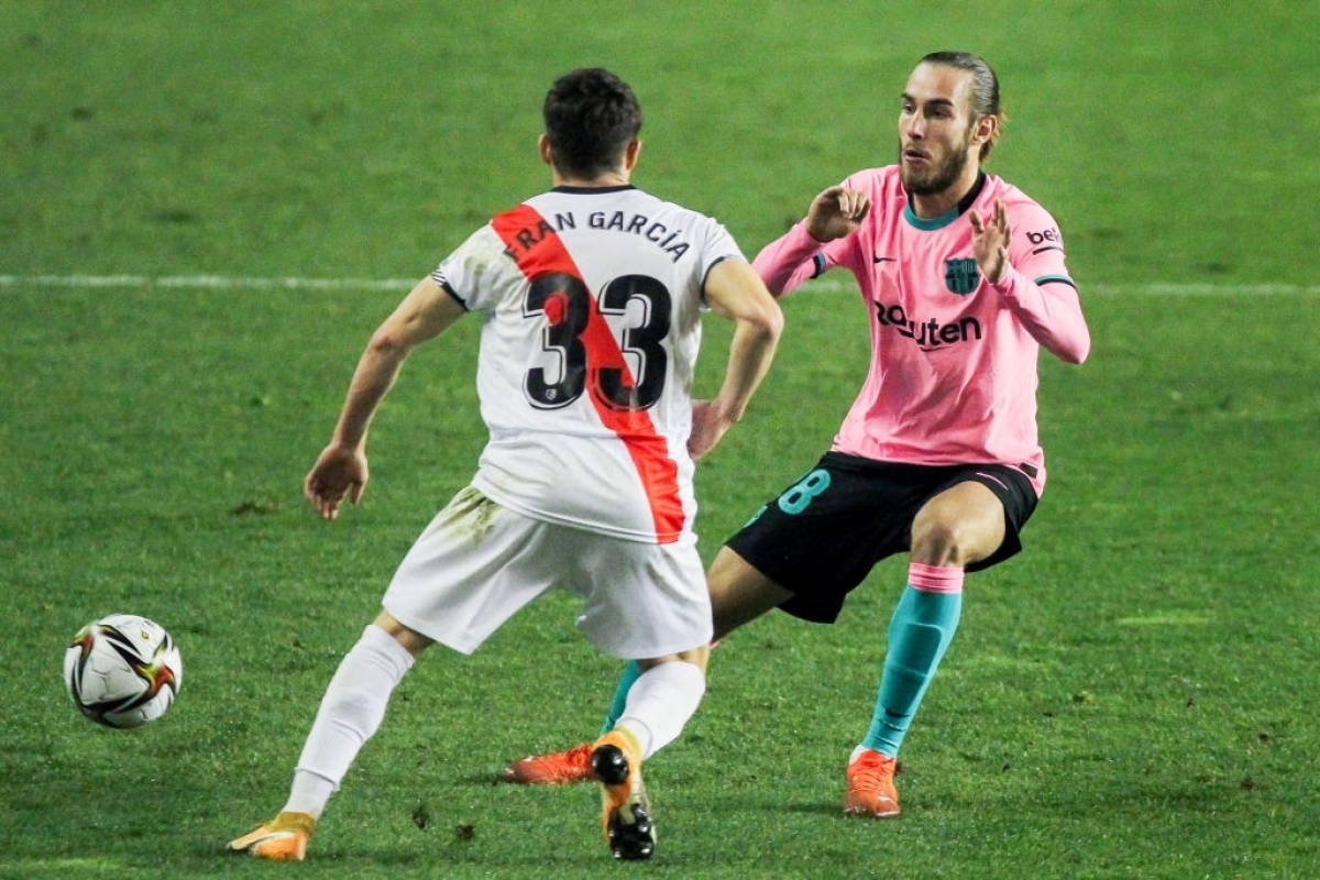 Rayo Vallecano chơi phòng ngự phản công rất khó chịu trước Barca (Ảnh: Getty).