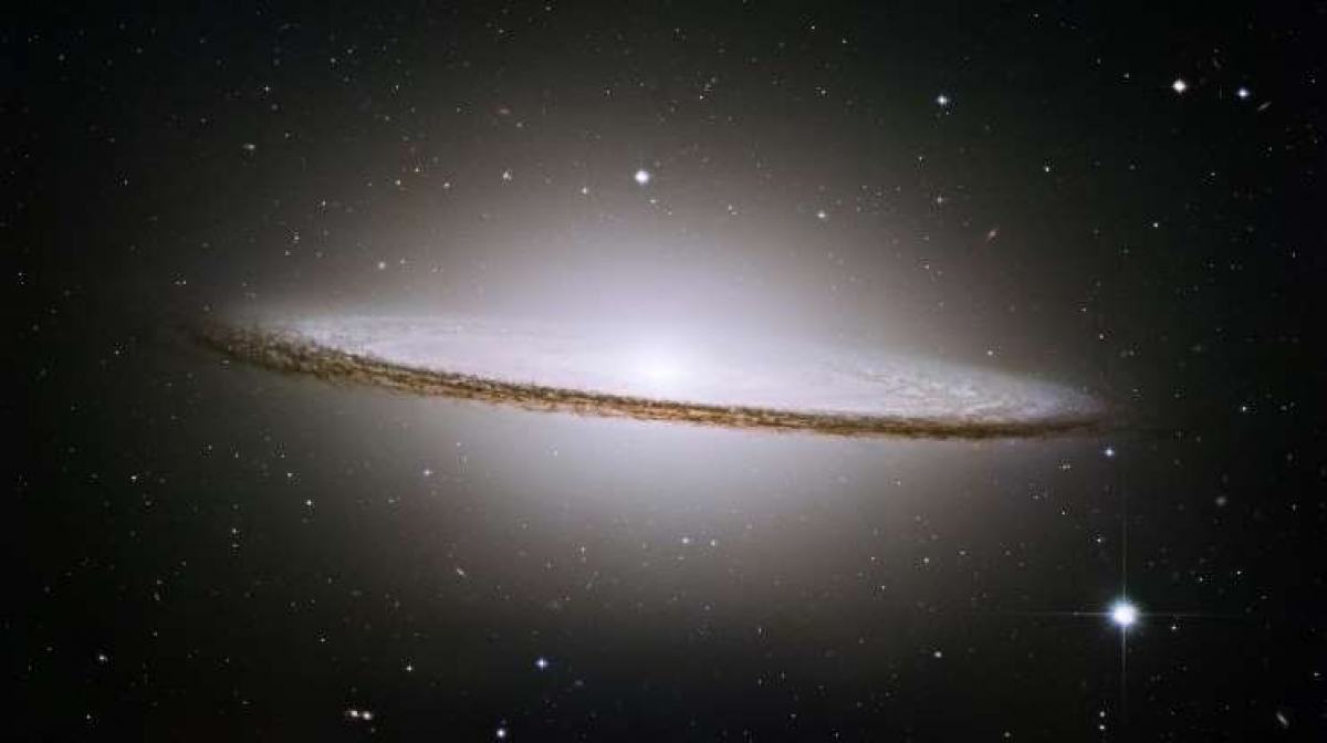 Thiên hà Sombrero là một thiên hà dạng xoắn nằm cách Trái Đất 28 triệu năm ánh sáng và nằm trong cụm thiên hà Xử Nữ.