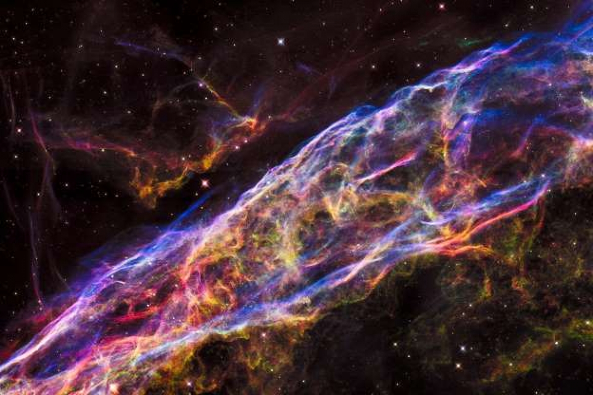 Tinh vân Vành khăn còn được gọi là Cây chổi của Phù thủy trải rộng trên 110 năm ánh sáng, ra đời sau một vụ nổ siêu tân tinh cách đây 5.000 - 10.000 năm. Được coi là một trong những vụ nổ siêu tân tinh ngoạn mục nhất, sự kiện này có thể quan sát được bằng ống nhòm trên bầu trời đêm vào thời điểm đó.