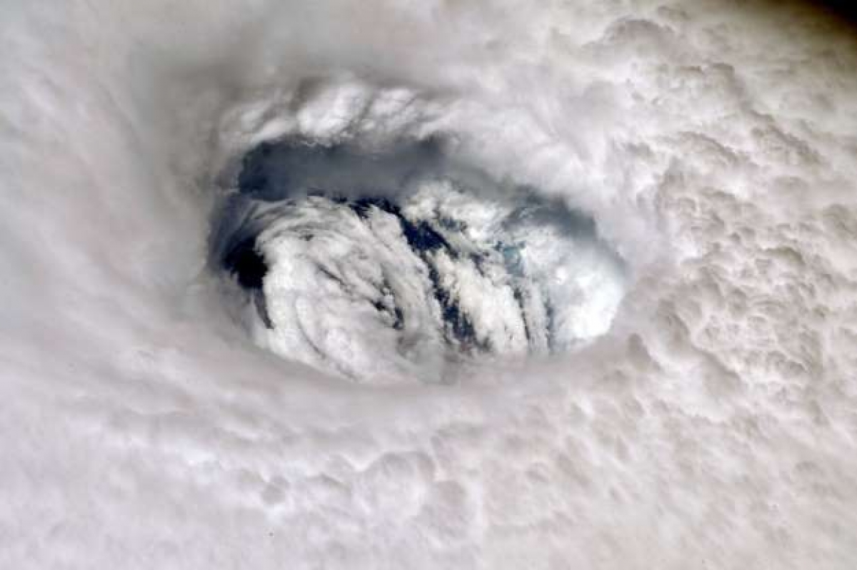 Mắt bão: Phi hành gia Nick Hague đã chụp bức ảnh mắt bão Dorian từ Trạm Vũ trụ Quốc tế (ISS). &quot;Bạn có thể cảm thấy sức mạnh của cơn bão khi bạn nhìn từ trên xuống&quot;, nhà du hành vũ trụ này cho hay.