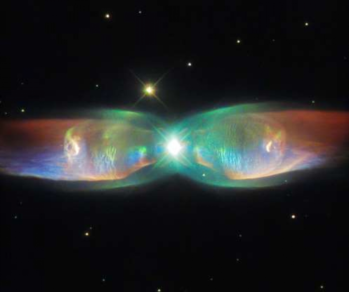 Twin Jet Nebula (Tinh vân Cánh bướm) là một trong những thiên thể ấn tượng nhất mà NASA từng chụp được. Đây là một ví dụ của tinh vân hành tinh lưỡng cực, được hình thành khi vật thể trung tâm không phải là một ngôi sao đơn mà là một cặp sao. Với &quot;đôi cánh&quot; rực rỡ sắc màu, luồng khí gas thoát ra từ hệ sao này có tốc độ lên tới hơn 1 triệu km/h.