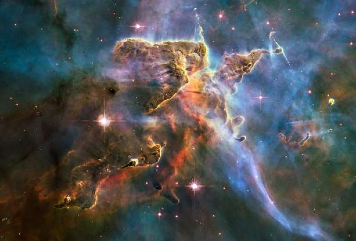 Được biết tới là &quot;viên ngọc của bầu trời phương Nam&quot;, Tinh vân Thuyền Để (Carina Nebula) là một trong những vườn ươm sao &quot;màu mỡ&quot; nhất thiên hà của chúng ta. Hình ảnh này được công bố để kỷ niệm 20 năm Kính Thiên văn Hubble được sử dụng.
