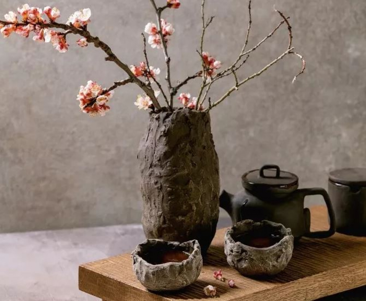 Nhật Bản: Sự không hoàn hảo, vô thường và dở dang là ý nghĩa đằng sau từ wabi-sabi của Nhật Bản. Theo một trong những triết lý sống quan trọng nhất của đất nước mặt trời mọc này, việc chấp nhận sự phù du của cuộc đời và tận hưởng mọi thứ theo trạng thái tự nhiên nhất của nó sẽ đem đến sự hài lòng. Wabi-sabi giúp mọi người biết trân trọng vẻ đẹp của những điều không hoàn hảo, từ một mảnh gốm vỡ, một khuôn mặt với những nếp nhăn hay cánh hoa anh đào đang rơi.