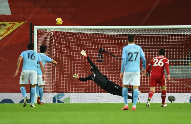 Liverpool 1-4 Man City: Ba phút thảm họa của thủ thành Alisson - 3