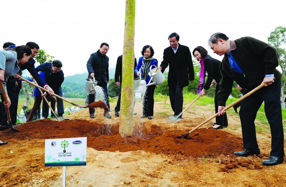 Các đại biểu tham gia chương trình trồng 1 triệu cây xanh