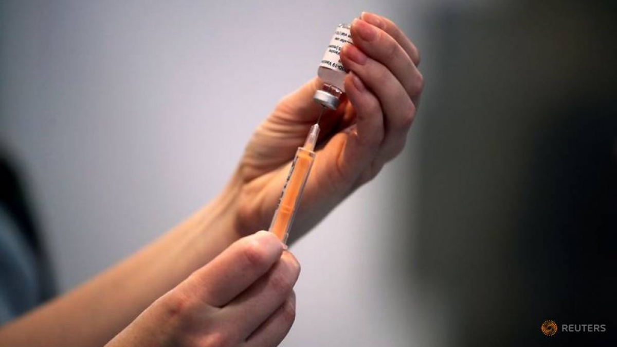 Nhân viên y tế chuẩn bị một liều vaccine ngừa Covid-19 tại trung tâm tiêm chủng ở Blackburn, Anh. Ảnh: Reuters