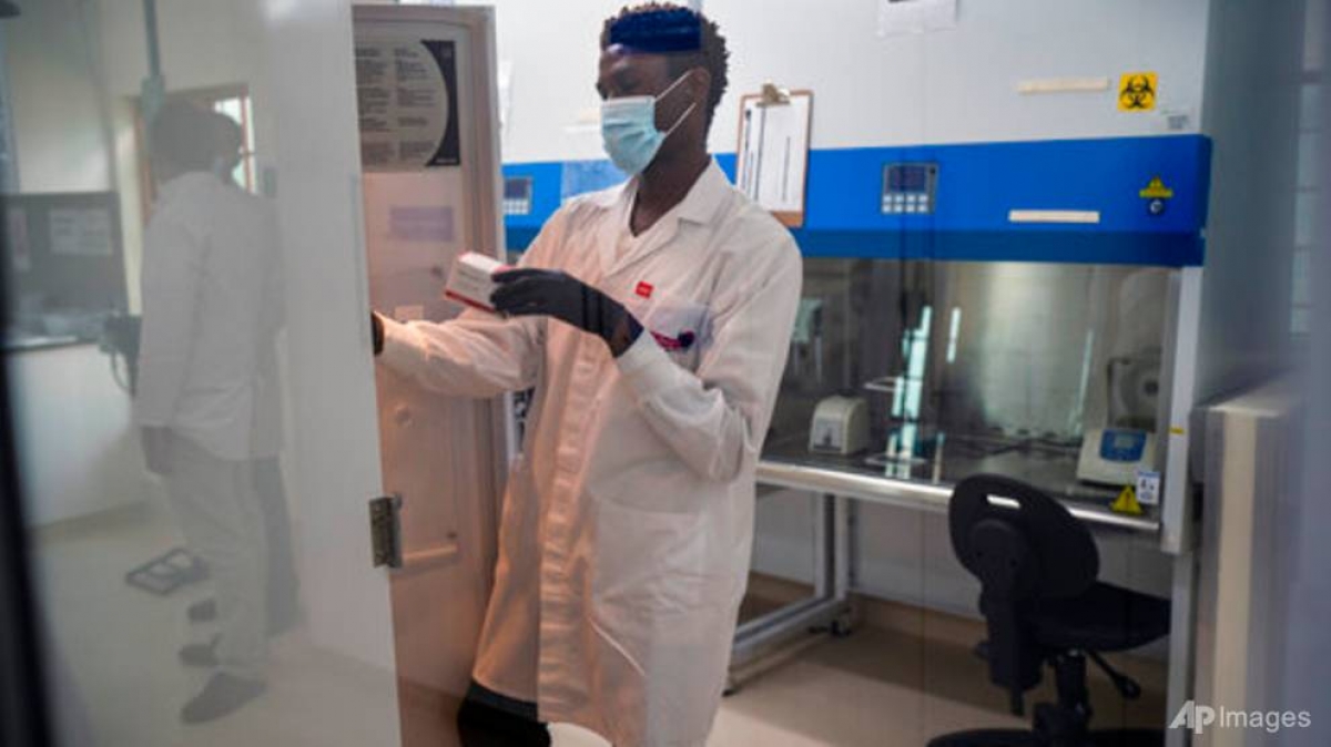 Một nhà virus học làm việc tại phòng thí nghiệm ở Elandsdoorn, Nam Phi, ngày 11/2/2021. Ảnh AP