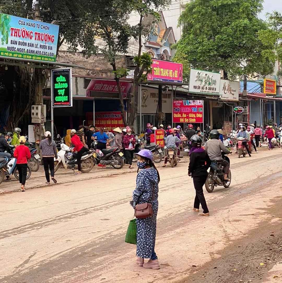 Bắc Giang: Đóng cửa chợ Lim phòng chống Covid-19, người dân kéo nhau ra quốc lộ