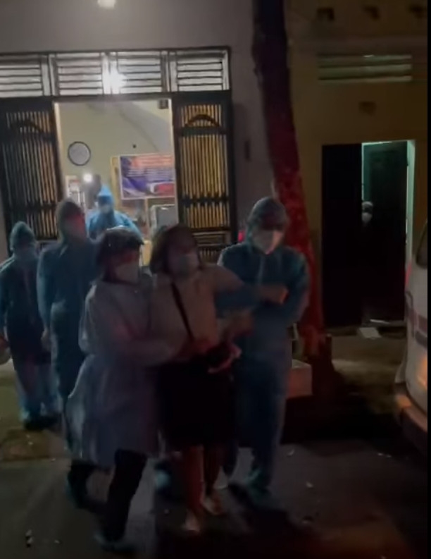 Bắc Giang: F1 ở lỳ trong nhà 4 tiếng, lực lượng chức năng phải phá cửa, cưỡng chế cách ly