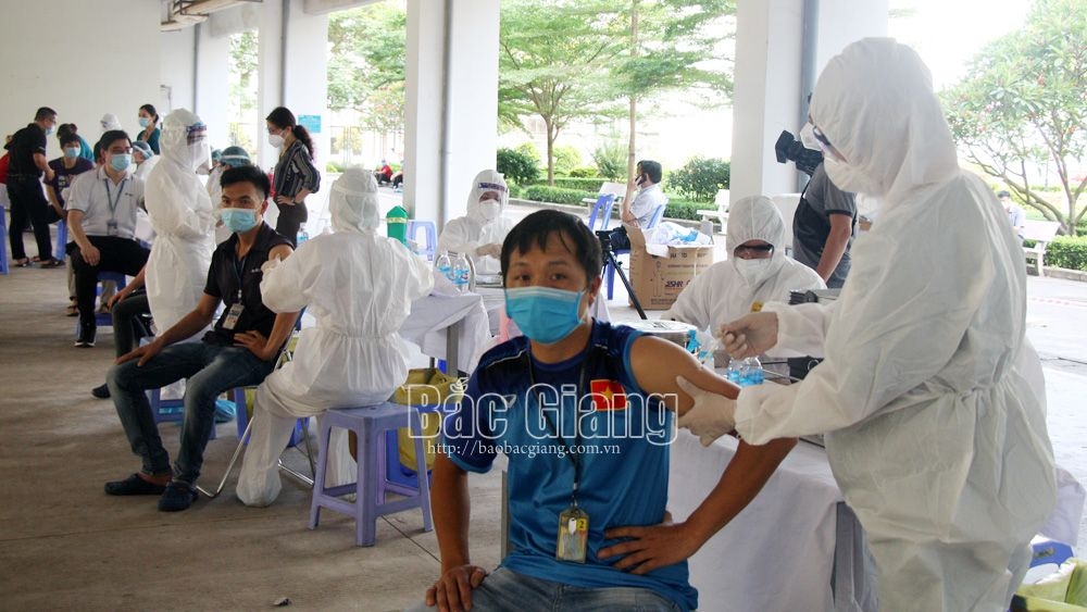 Bắt đầu tiêm vắc xin phòng Covid-19 cho công nhân Bắc Giang, Bắc Ninh