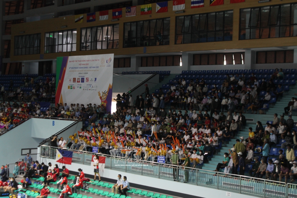 Đông đảo người hâm mộ đến cổ vũ cho các vận động viên thi đấu