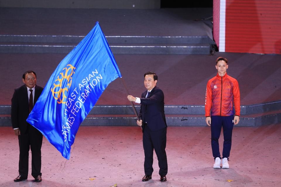 Phó Chủ tịch UBND TP Hà Nội Chử Xuân Dũng tiến hành nghi thức chuyển giao cờ Liên đoàn Thể thao Đông Nam Á cho đại diện của Campuchia