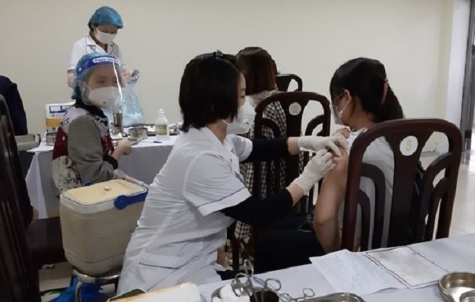 Cán bộ y tế phường tiêm vắc xin phòng Covid-19 cho người dân trên địa bàn.