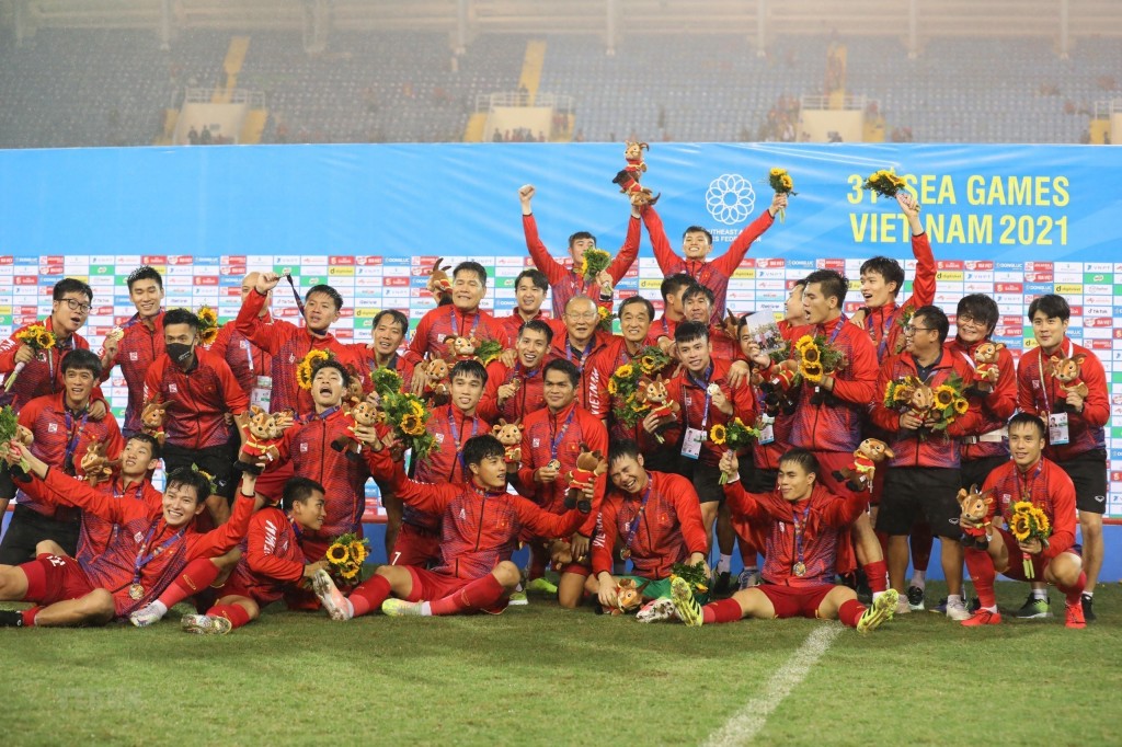 Niềm hân hoan của các cầu thủ U23 Việt Nam và Ban huấn luyện đội tuyển khi bảo vệ thành công Huy chương Vàng SEA Games. (Ảnh: Minh Quyết/TTXVN)