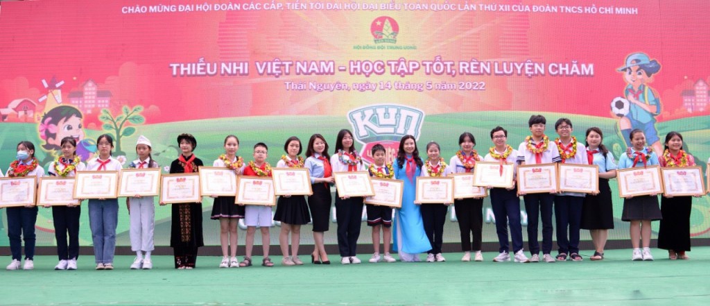Hải Nguyên nhận bằng khen của Trung ương Đoàn TNCS Hồ Chí Minh trong ngày hội Thiếu nhi Việt Nam – Học tập tốt, rèn luyện chăm